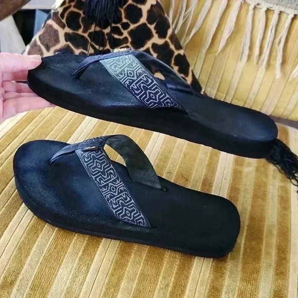 Men's Size 11 Teva Black Flipflops - Picture 5 of 15